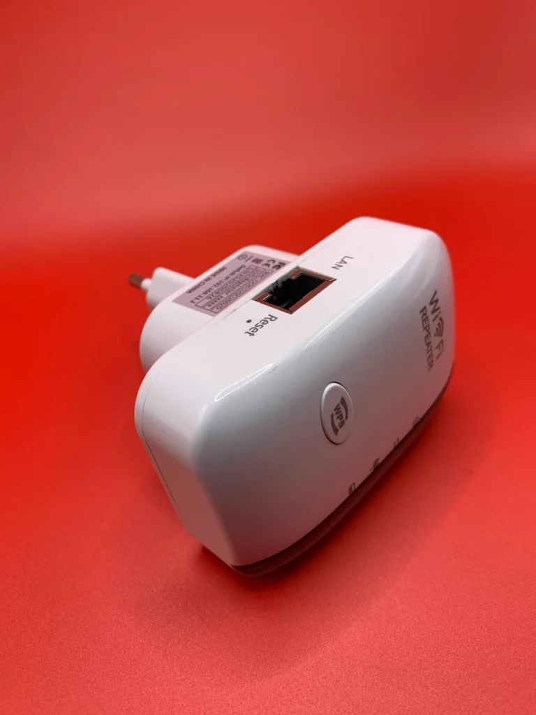 Répéteur Wi-Fi 300 Mbps blanc branché sur une prise électrique pour étendre la couverture du réseau sans fil dans une maison ou un bureau.